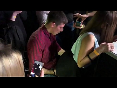 ❤️ Regte seks in 'n Russiese nagklub. 18-jarige Russiese meisie in die anus en vagina in 'n nagklub genaai ❤️ Russiese pornografie by ons ❌️