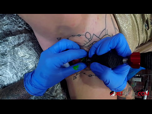 ❤️ Uiters getatoeëerde hottie Sully Savage het 'n tatoeëermerk op haar klitoris gekry ❤️ Russiese pornografie by ons ❌️